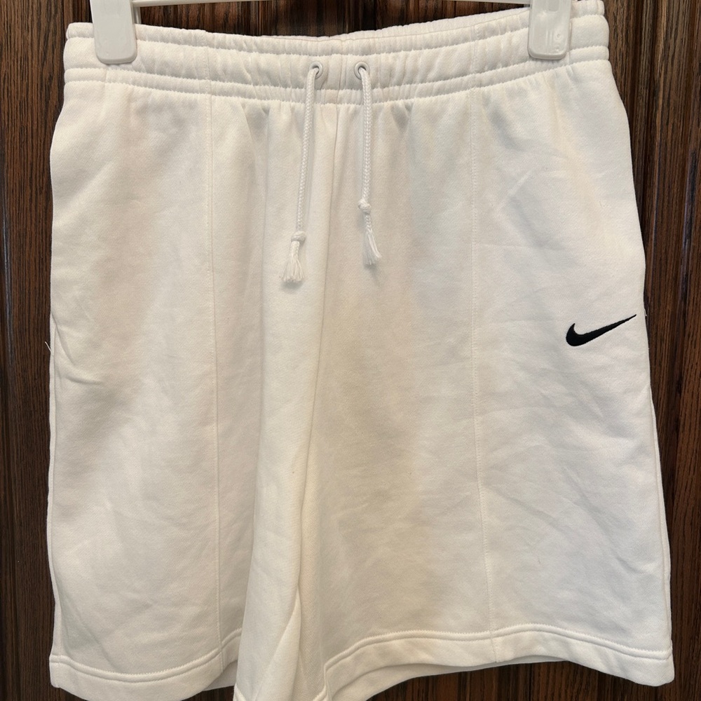 New without tag Nike White Athletic Shorts